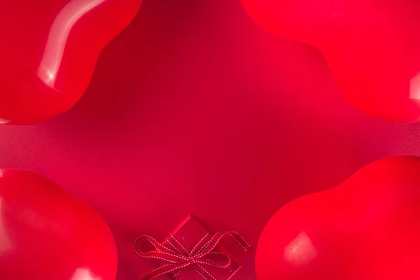 Valentinstag Süßen Feiertag Hintergrund Mit Roten Herzförmigen Luftballons Rose Blumen — Stockfoto