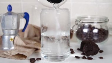 Modern eritilebilir içecekler, sağlıklı ev yapımı çözünebilir dondurulmuş kahve espresso küpleri. 