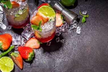 Çilekli narenciye yaz soğutma içeceği, çilekli buzlu mojito limonata, nane ve limon.