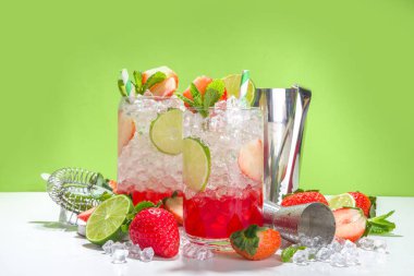 Çilekli narenciye yaz soğutma içeceği, çilekli buzlu mojito limonata, nane ve limon.