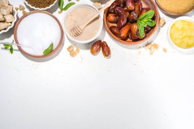 Şeker için çeşitli sağlıklı beslenme düzeni, doğal organik tatlandırıcı konsepti, şeker hastalığı, glisemik olmayan şeker hastalığı, tatlandırıcı. Çeşitli meyve şerbetleri, pekmez, tatlandırıcı, hurma, hindistan cevizi ve hurma şekeri, akçaağaç pekmezi.