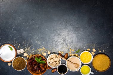 Şeker için çeşitli sağlıklı beslenme düzeni, doğal organik tatlandırıcı konsepti, şeker hastalığı, glisemik olmayan şeker hastalığı, tatlandırıcı. Çeşitli meyve şerbetleri, pekmez, tatlandırıcı, hurma, hindistan cevizi ve hurma şekeri, akçaağaç pekmezi.