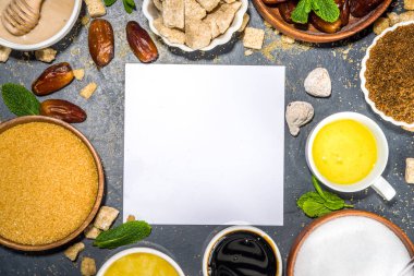 Şeker için çeşitli sağlıklı beslenme düzeni, doğal organik tatlandırıcı konsepti, şeker hastalığı, glisemik olmayan şeker hastalığı, tatlandırıcı. Çeşitli meyve şerbetleri, pekmez, tatlandırıcı, hurma, hindistan cevizi ve hurma şekeri, akçaağaç pekmezi.