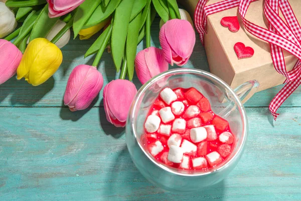 모양의 핫초코가 마시멜로 그리고 발렌타인 데이의 꽃들이 — 스톡 사진