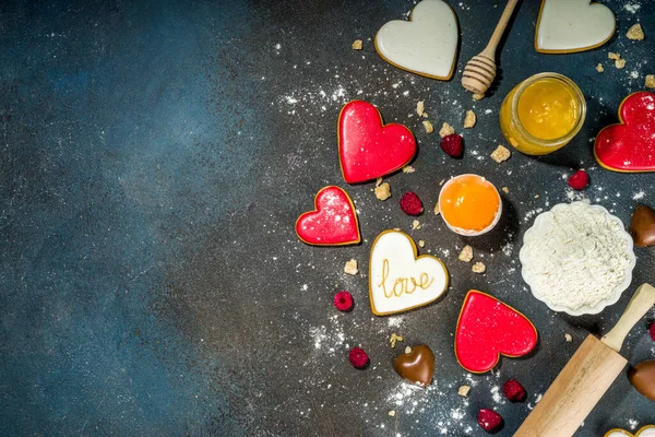 情人节甜食背景 烘烤配料和器皿 心形饼干 做可爱的情人节礼物 深蓝色背景的顶视图复制空间 — 图库照片