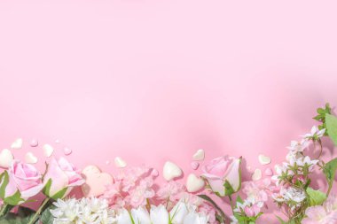 Pembe ve beyaz bahar tatili arka planında çeşitli tatlı çiçekler var. Sevgililer günü, uluslararası kadınlar günü 8 Mart, doğum günü, anneler günü tebrik kartı üst görünüm düz çerçeve