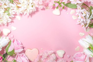 Pembe ve beyaz bahar tatili arka planında çeşitli tatlı çiçekler var. Sevgililer günü, uluslararası kadınlar günü 8 Mart, doğum günü, anneler günü tebrik kartı üst görünüm düz çerçeve