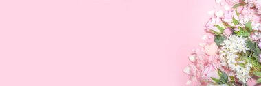 Pembe ve beyaz bahar tatili arka planında çeşitli tatlı çiçekler var. Sevgililer günü, uluslararası kadınlar günü 8 Mart, doğum günü, anneler günü tebrik kartı üst görünüm düz çerçeve