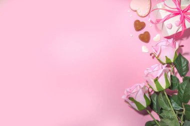 Pembe ve beyaz bahar tatili arka planında çeşitli tatlı çiçekler var. Sevgililer günü, uluslararası kadınlar günü 8 Mart, doğum günü, anneler günü tebrik kartı üst görünüm düz çerçeve