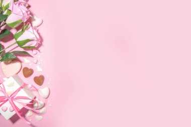 Pembe ve beyaz bahar tatili arka planında çeşitli tatlı çiçekler var. Sevgililer günü, uluslararası kadınlar günü 8 Mart, doğum günü, anneler günü tebrik kartı üst görünüm düz çerçeve