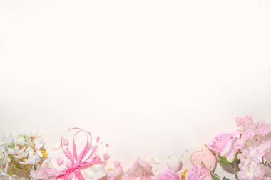 Pembe ve beyaz bahar tatili arka planında çeşitli tatlı çiçekler var. Sevgililer günü, uluslararası kadınlar günü 8 Mart, doğum günü, anneler günü tebrik kartı üst görünüm düz çerçeve