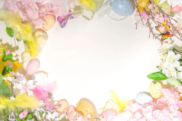 イースターの休日のトップビューのフラットフレームの背景には イースターのカラフルな卵と春の花 春休みグリーティングカード背景 コピースペース — ストック写真