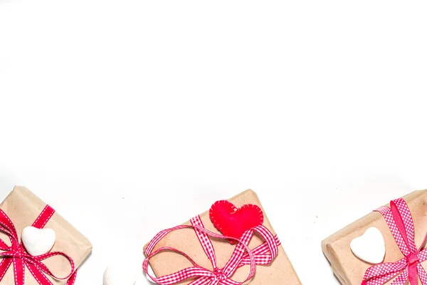 情人节贺卡背景 一套不同的情人节礼品盒 工艺品 红缎带 白色背景 — 图库照片