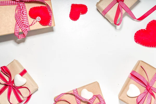 バレンタインデーグリーティングカードの背景 さまざまなバレンタインギフトボックス 工芸品 ハート 赤いリボンのセット 白い背景 — ストック写真