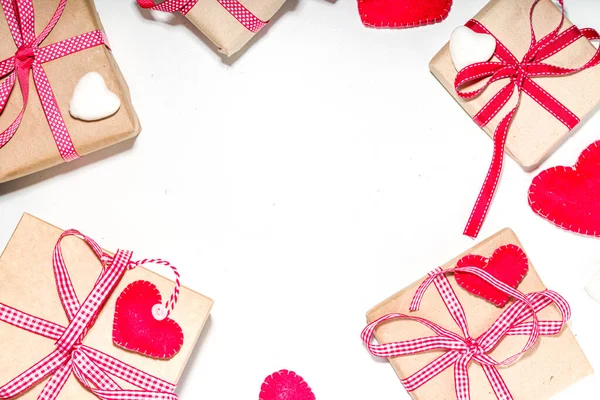 バレンタインデーグリーティングカードの背景 さまざまなバレンタインギフトボックス 工芸品 ハート 赤いリボンのセット 白い背景 — ストック写真