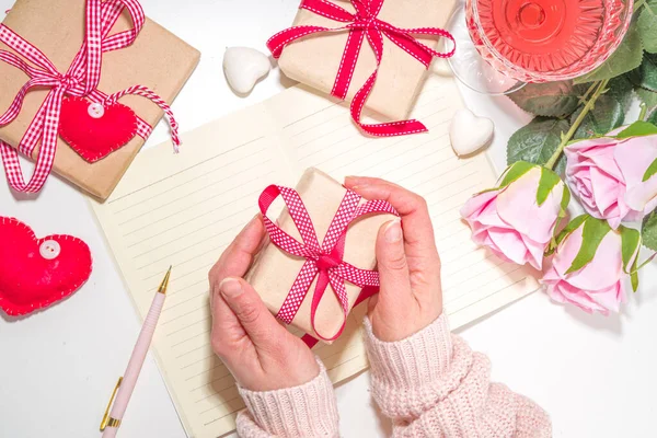 Valentinstag März Muttertag Grußkarte Hintergrund Rosafarbener Rosenstrauß Bastelgeschenkbox Mit Schleife — Stockfoto