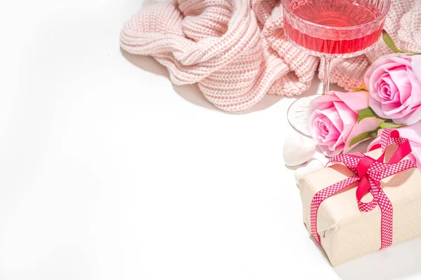 Valentinstag März Muttertag Grußkarte Hintergrund Rosa Rose Blumenstrauß Handwerk Geschenkbox — Stockfoto