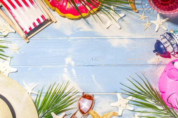 Sommerurlaub Strand Und Reise Hintergrund Mit Liegestuhl Rettungsring Cocktail Tropischen — Stockfoto