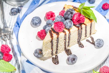 Çikolatalı ve taze meyveli klasik cheesecake, yaz kahvaltısı için ev yapımı cheesecake. 