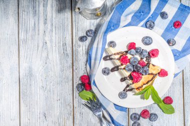 Çikolatalı ve taze meyveli klasik cheesecake, yaz kahvaltısı için ev yapımı cheesecake. 