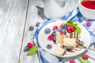 Çikolatalı ve taze meyveli klasik cheesecake, yaz kahvaltısı için ev yapımı cheesecake. 