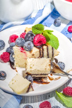 Çikolatalı ve taze meyveli klasik cheesecake, yaz kahvaltısı için ev yapımı cheesecake. 