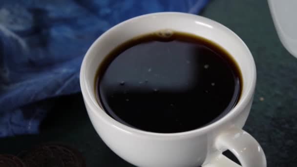 Añadir Crema Café Café Negro Primer Plano Vídeo Crema Leche — Vídeo de stock
