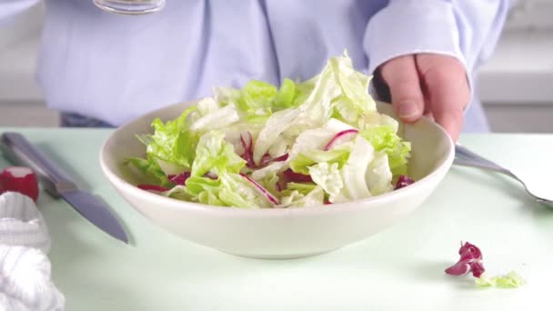 Hacer Ensalada Verduras Primavera Con Hojas Lechuga Rábanos Verduras Primavera — Vídeo de stock