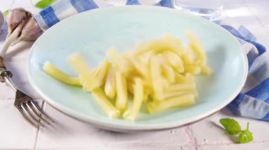 İtalyan Casarecce makarnası, domates sosu, kurutulmuş otlar ve fesleğen yaprakları, beyaz fayanslar.