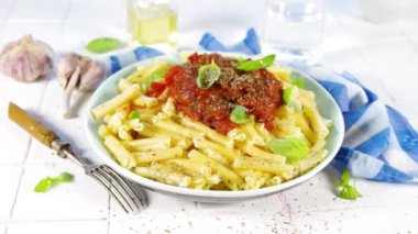 İtalyan Casarecce makarnası, domates sosu, kurutulmuş otlar ve fesleğen yaprakları, beyaz fayanslar.