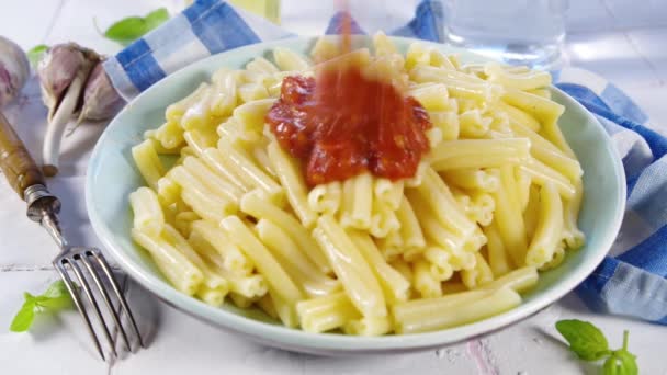 Koken Italiaanse Casarecce Pasta Met Tomaat Marinara Saus Gedroogde Kruiden — Stockvideo