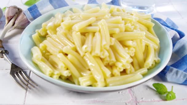 Madlavning Italiensk Casarecce Pasta Med Tomat Marinara Sauce Tørrede Urter – Stock-video