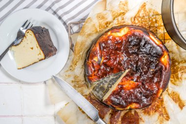 Ev yapımı yanık Bask peynirli keki, yanmış Bask peynirli kek, çilek dekoru ve tüm pasta. Tarta de Queso İspanyolca tarif kavramı