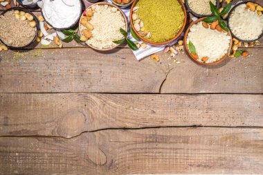 Alternatif fındık unu. Çeşitli keto paleo glüten, tahılsız un kaynağı seti, doğal fındık bazlı vegan pişirme. Badem, Hindistan cevizi, Brezilya cevizi, macadamia, ceviz, ceviz, fıstık, fındık, fıstık unu.