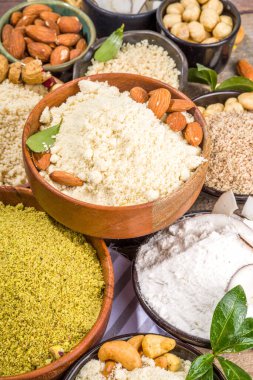 Alternatif fındık unu. Çeşitli keto paleo glüten, tahılsız un kaynağı seti, doğal fındık bazlı vegan pişirme. Badem, Hindistan cevizi, Brezilya cevizi, macadamia, ceviz, ceviz, fıstık, fındık, fıstık unu.