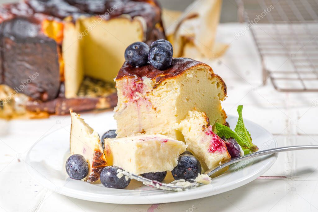 Pastel de queso vasco quemado casero, pedazo de pastel de queso quemado