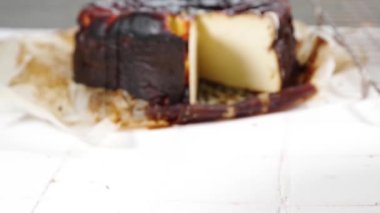 Ev yapımı yanık Bask peynirli keki, yanmış Bask peynirli kek, çilek dekoru ve tüm pasta. Tarta de Queso İspanyolca tarif kavramı