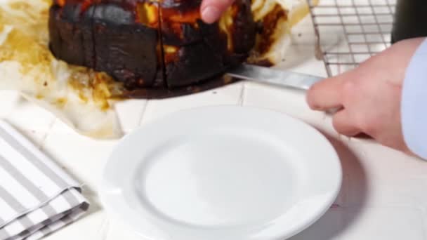 自家製バーントバスクチーズケーキ ベリーの装飾と全体のケーキとバスク焼きチーズケーキのピース タルタ ケソスペイン料理レシピコンセプト — ストック動画