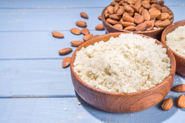 Alternatif keto diyet glüten tahılsız un. Paleo ve ketojenik diyet pişirme konsepti. Fındıklı badem unu.