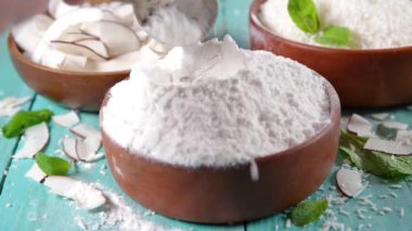 Hindistan cevizi keto diyet glüten tahılsız un. Paleo ve ketojenik diyet pişirme konsepti. Cevizli kaju unu.