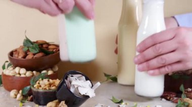 Keto, paleo ve vegan diyet konsepti. Fındık sütlü, fındıklı, fındıklı, fındıklı, fıstıklı, bademli, fındıklı, fındıklı, fındıklı, fındıklı, fındıklı, çekirdekli, hindistan cevizli.