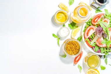 Ev yapımı salata sosu çeşitleri. Çeşitli salata sosları, yağ, vinaigrette, hardal, mayonez, çiftlik, balzamik, soya, yoğurt sosları.