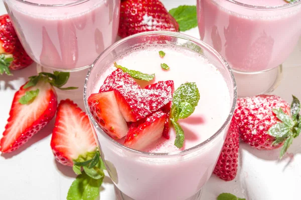 Homemade Sweet Strawberry Panna Cotta Dessert Pink Italian Panna Cotta — Stock Photo, Image
