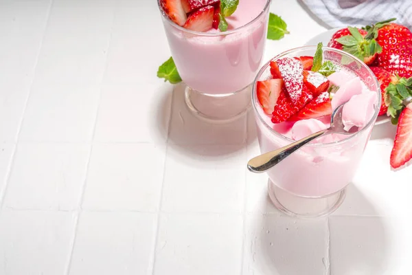 Domácí Sladká Jahodová Panna Cotta Dezert Růžová Italská Panna Cotta — Stock fotografie