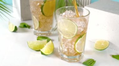 Küba Libre, Long Island Buzlu Çay Kokteyli. Sert alkollü içecek, kola, limon ve buzlu. İki bardak, soğuk uzun içimli moktail.