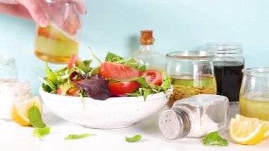  Ev yapımı salata sosu çeşitleri. Çeşitli salata sosları, yağ, vinaigrette, hardal, mayonez, çiftlik, balzamik, soya, yoğurt sosları. 