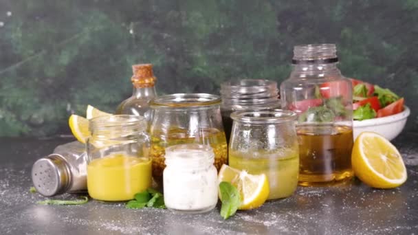 Verscheidenheid Van Zelfgemaakte Salade Dressings Set Van Verschillende Salade Sauzen — Stockvideo