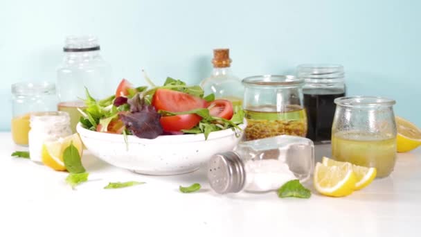 Verscheidenheid Van Zelfgemaakte Salade Dressings Set Van Verschillende Salade Sauzen — Stockvideo