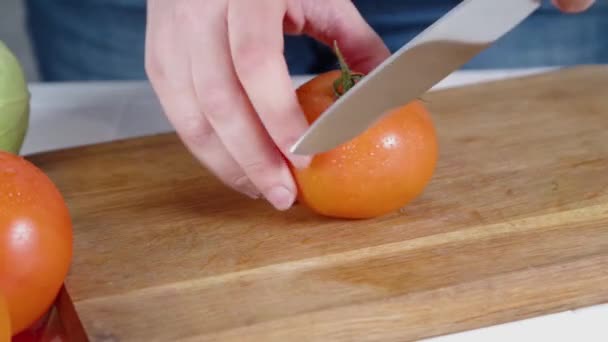 Close Video Van Het Snijden Van Verse Tomaten Vrouwen Handen — Stockvideo