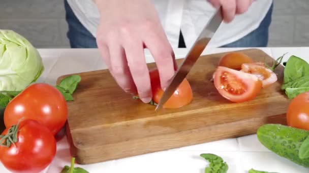 Close Video Van Het Snijden Van Verse Tomaten Vrouwen Handen — Stockvideo